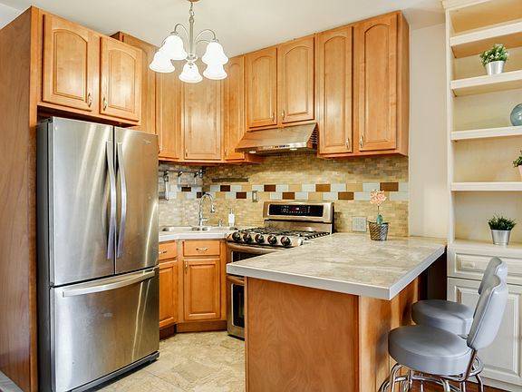 4th image of 909 E 29th St APT 6G