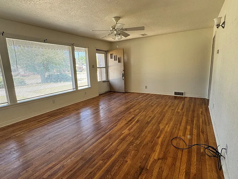 1206 E 11th Pl — Photo 2