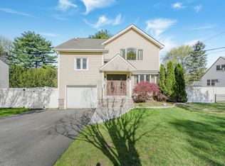 405 Burnet Pl, Paramus, NJ 07652