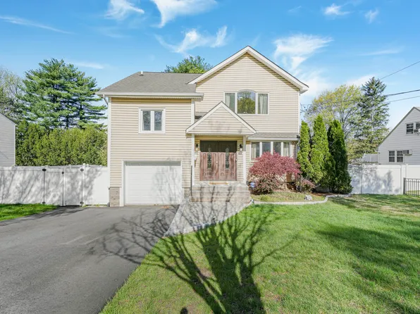 405 Burnet Pl, Paramus, NJ 07652