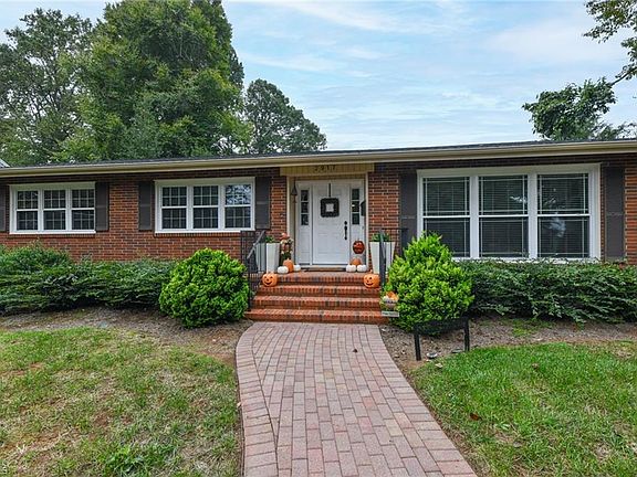 2nd image of 2917 Northampton Dr