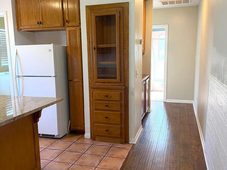 156 S Pacific Ave — Photo 5