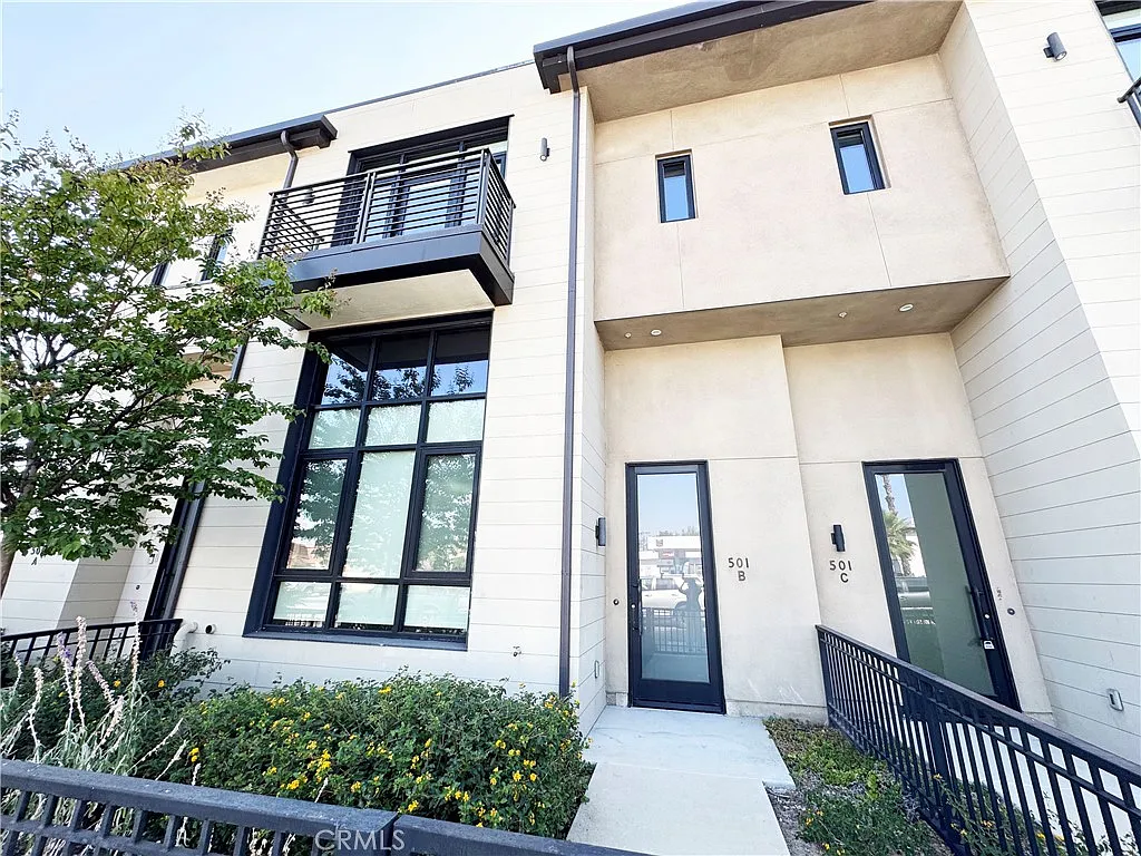 3 bed, 1990 sqft, $4,700 — Photo 1
