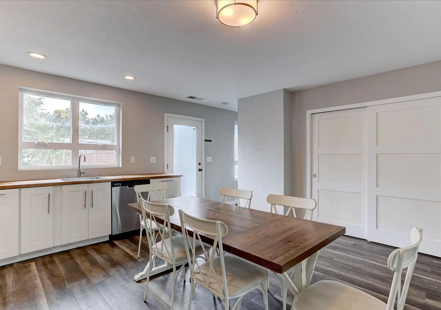 Smashing CU 3bed/2bath/Top Floor Unit — Photo 4