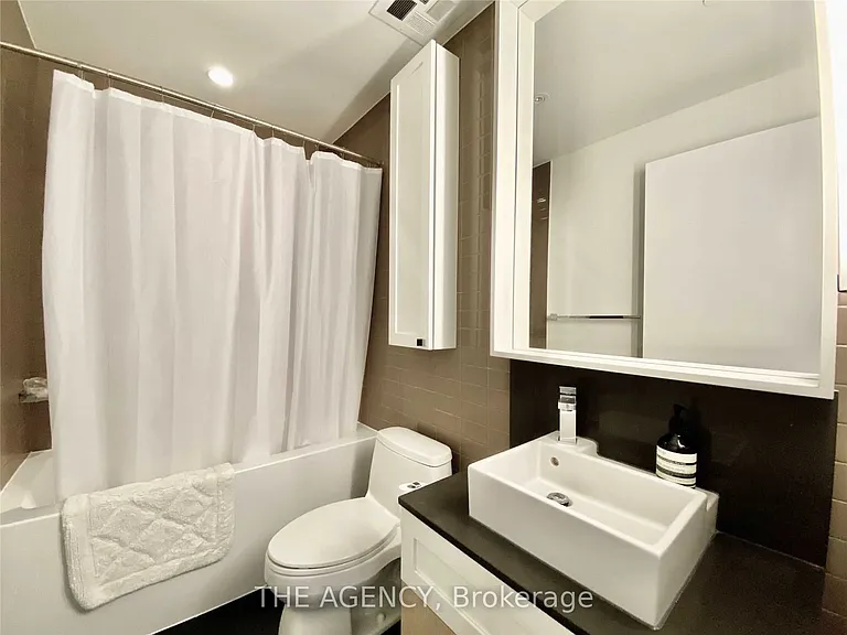 783 Bathurst St #718 — Photo 13