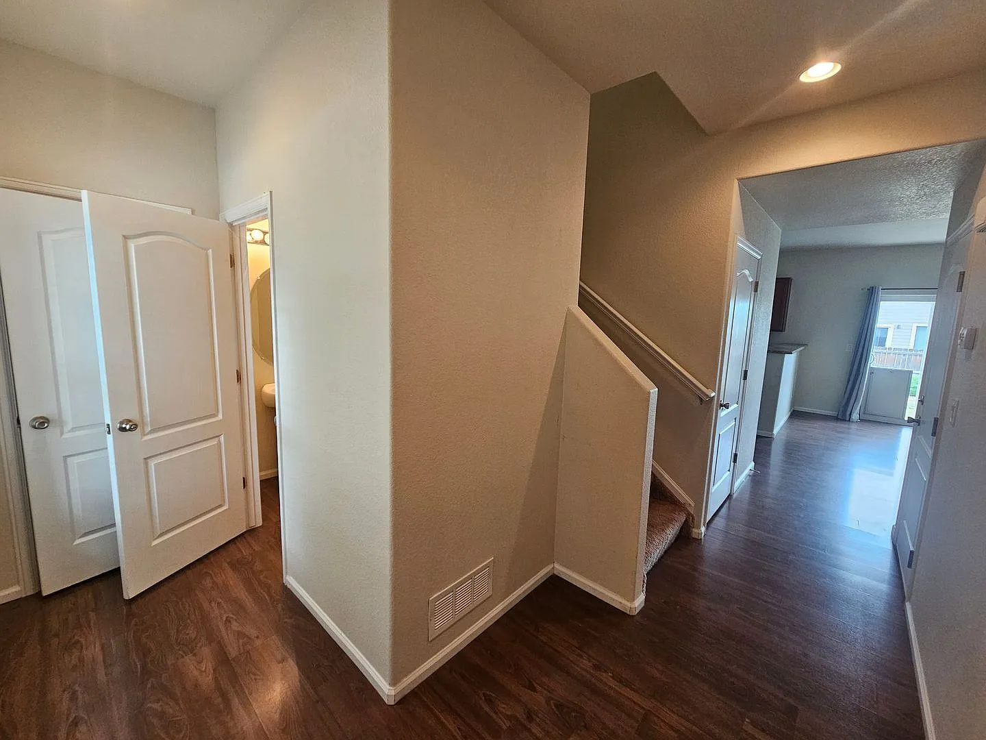 Well-maintained 3-bedroom, 3-bathroom in Lorson Ranch! — Photo 2