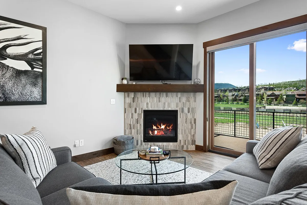 Main floor living area. - 86 Hay Meadow Dr