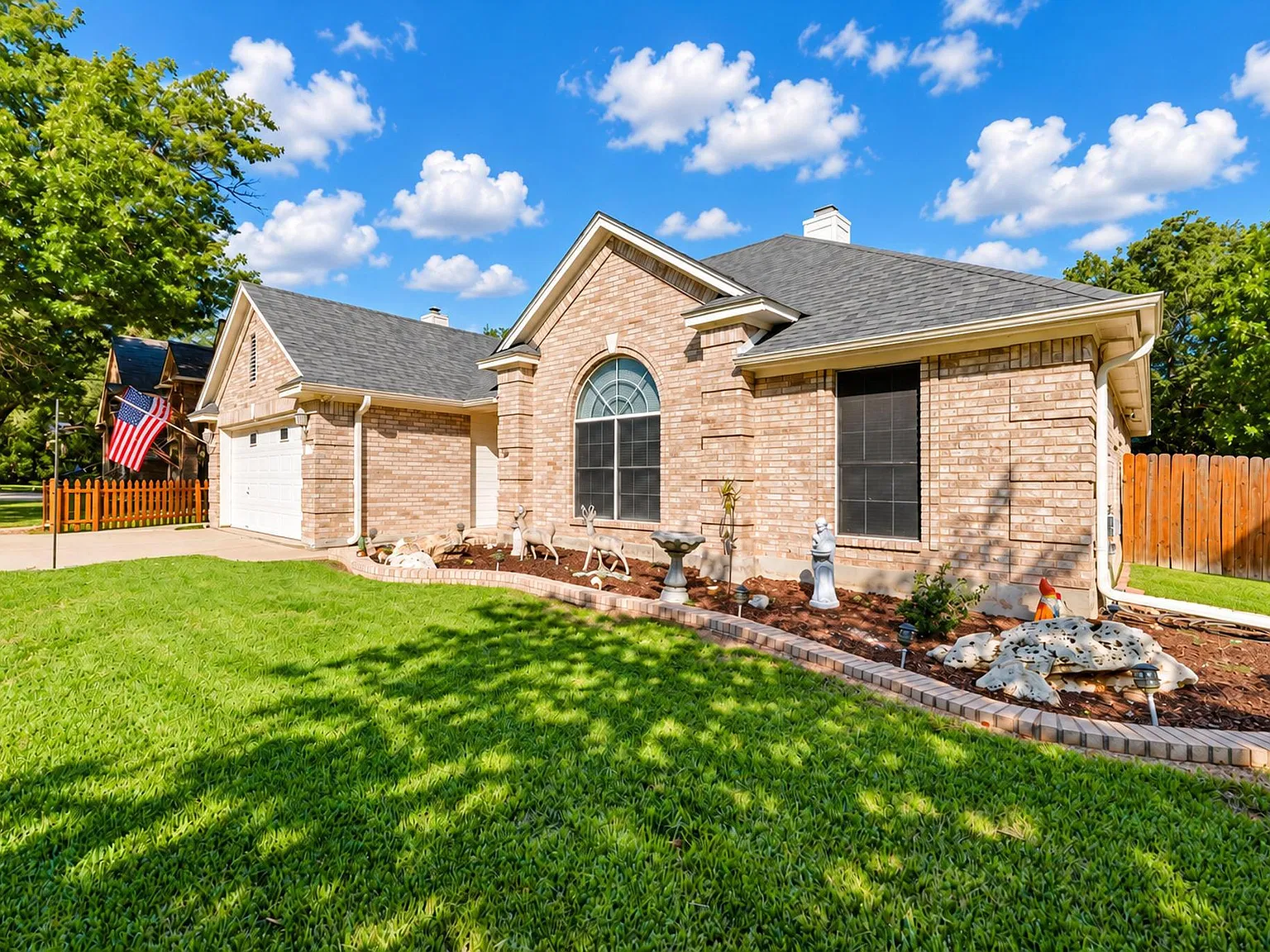 3 bed, 2.0 bath, 1712 sqft, $2,200 — Photo 3