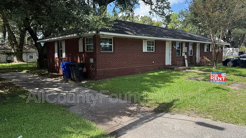 3 bed, 1.0 bath, 936 sqft, $1,895 — Photo 2