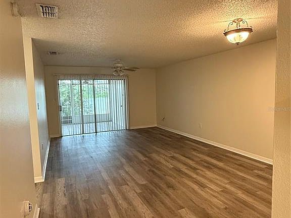 4th image of 702 COUNTRY LANE NE #702