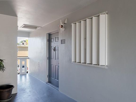 4th image of 306 NE 1st Ave APT 207
