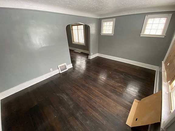 3rd image of 16502 Lilac St
