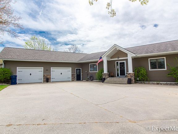 2nd image of 825 Arbutus Dr