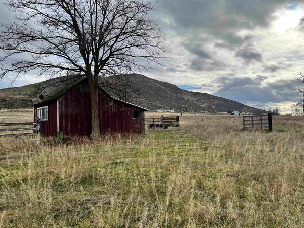 601 Locust Ln, Montague, CA 96064