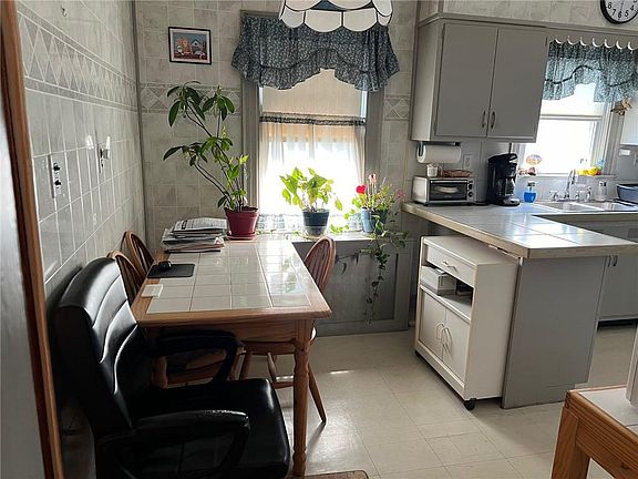 4th image of 142 Vedder Ave