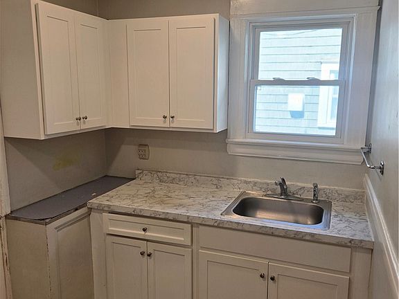 4th image of 103 Laburnam Cres #103