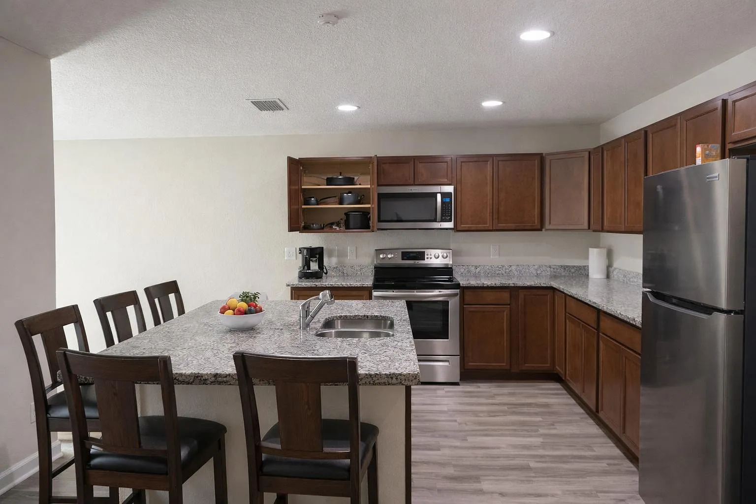 4 bed, 2.0 bath, 1250 sqft, $1,364 — Photo 3