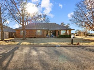 140 Dolomite Dr, Clinton, OK 73601