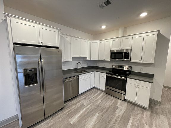 4th image of 105 Porter St #3C