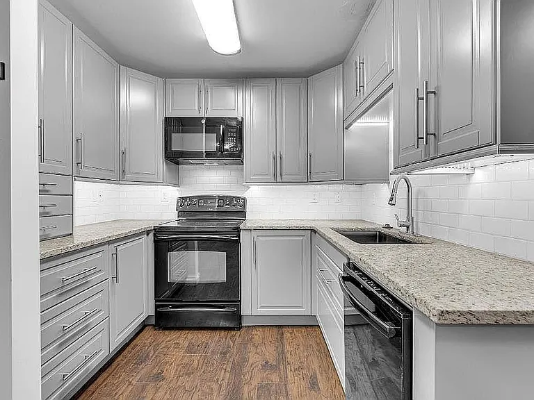401 Heritage Commons Cir — Photo 8