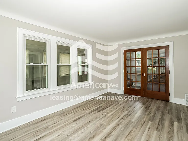1109358_005_living_room_5.jpg