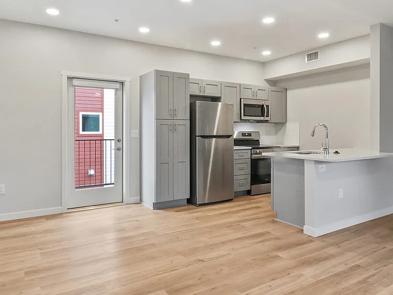 The Edge at State Apartments & Townhomes — Photo 4
