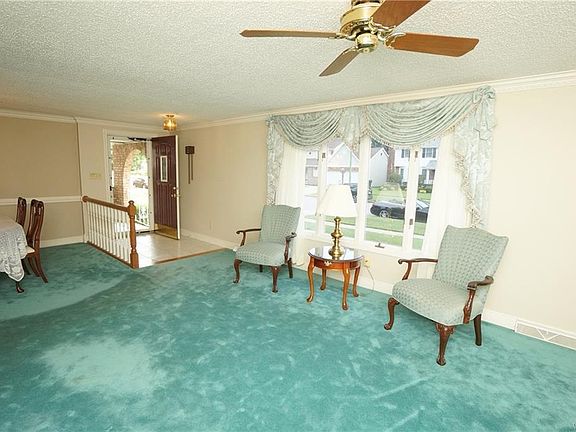 3rd image of 818 Thomas Fox Dr W