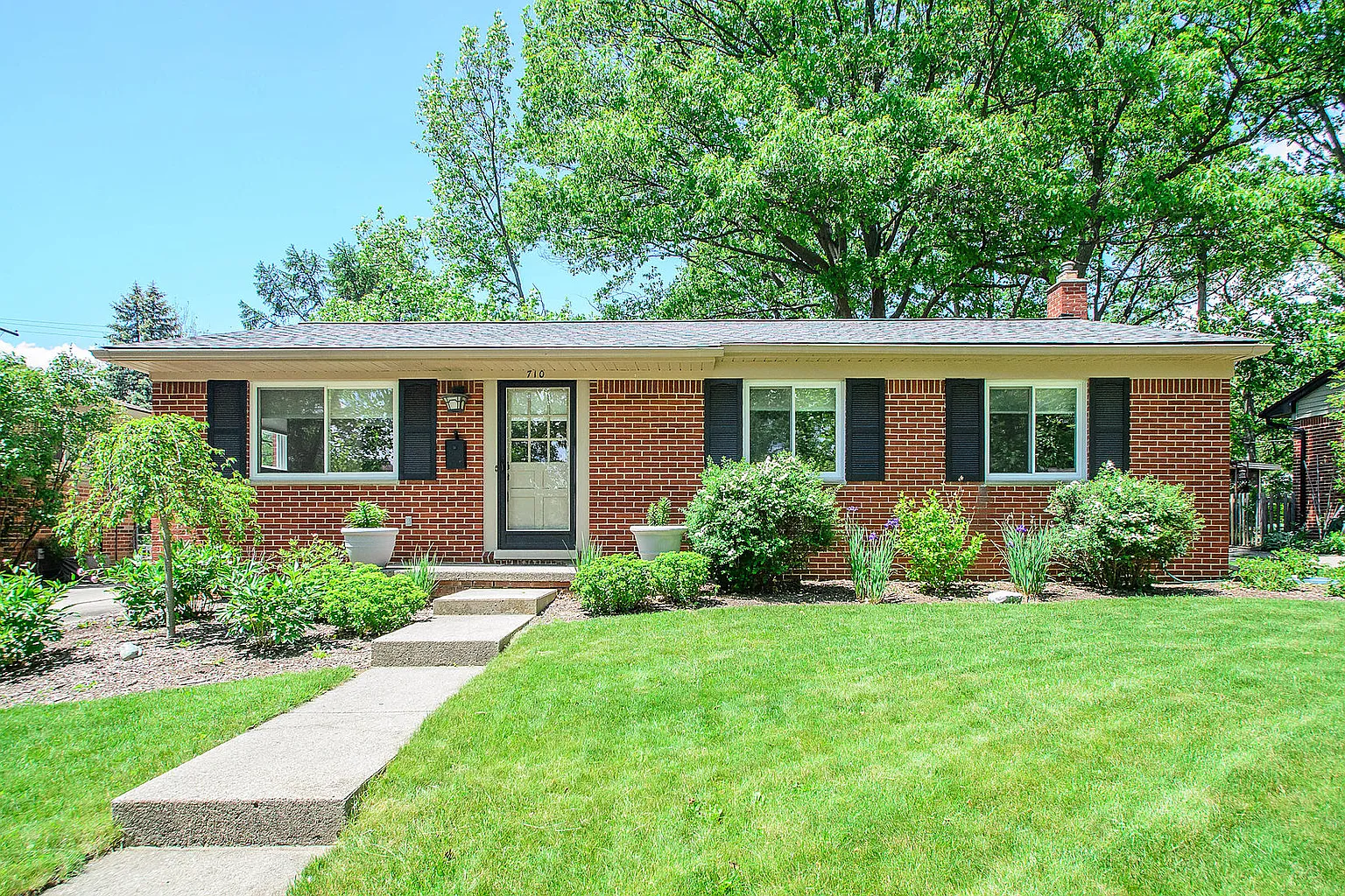710 Thomas Ct photo 1