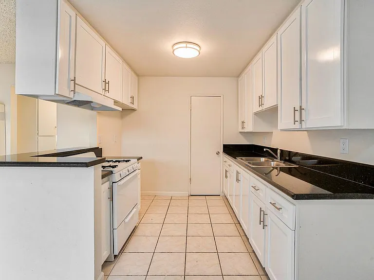 Lotus Gardens Apartments — Photo 12