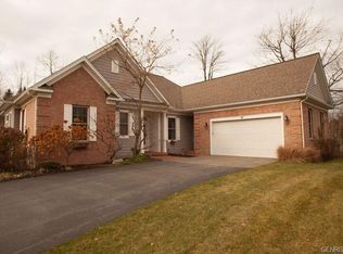 10 Stonecreek Ln, Pittsford, NY 14534
