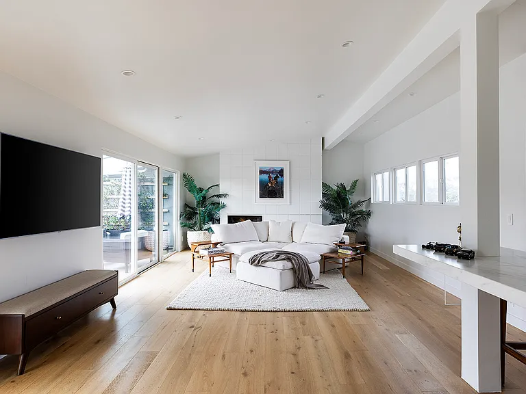 1504 Westcliff Dr #5 — Photo 1