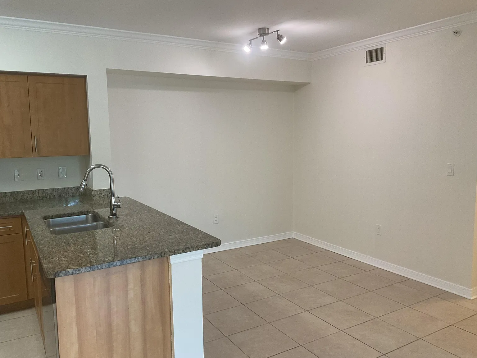 3 bed, 2.0 bath, 1381 sqft, $2,700 — Photo 2