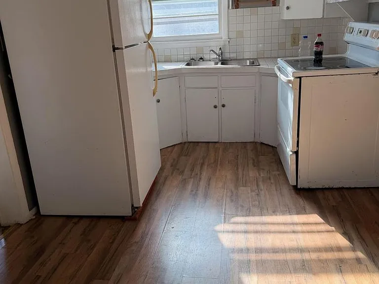1119 N Main St — Photo 2