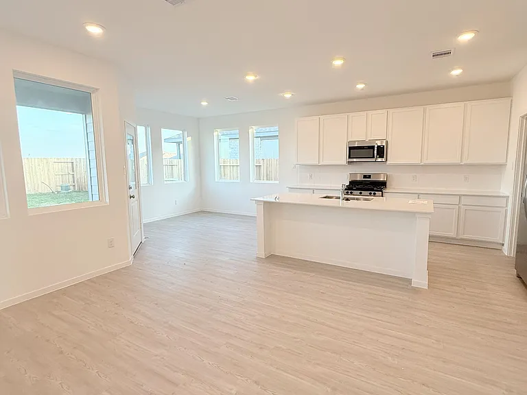 6814 Dutch Iris Dr — Photo 4