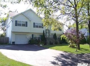 806 Whiskey Rd, Ridge, NY 11961