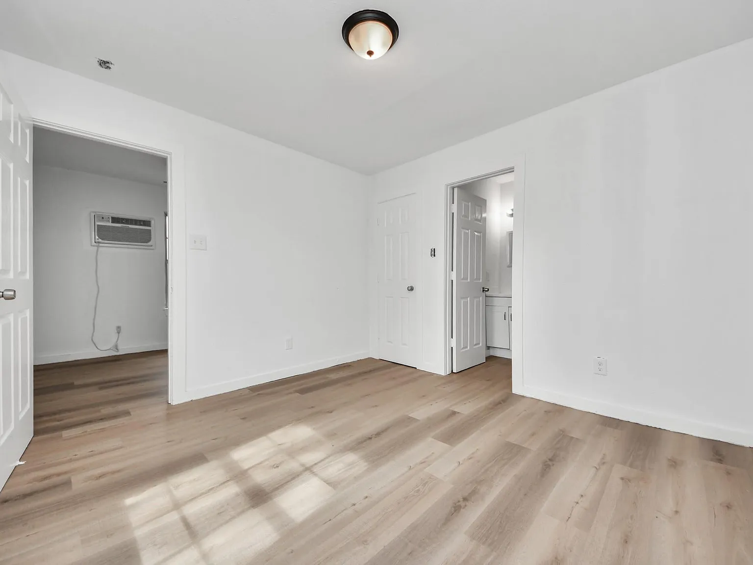 1 bed, 1.0 bath, 425 sqft, $950 — Photo 2
