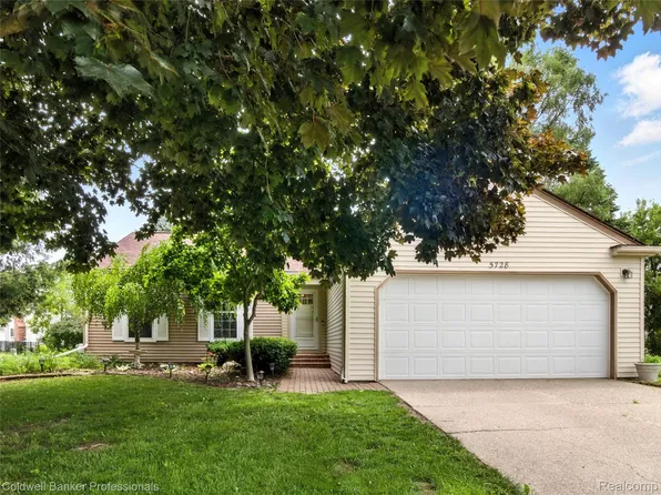 5728 Coach House Ct, Waterford, MI 48327