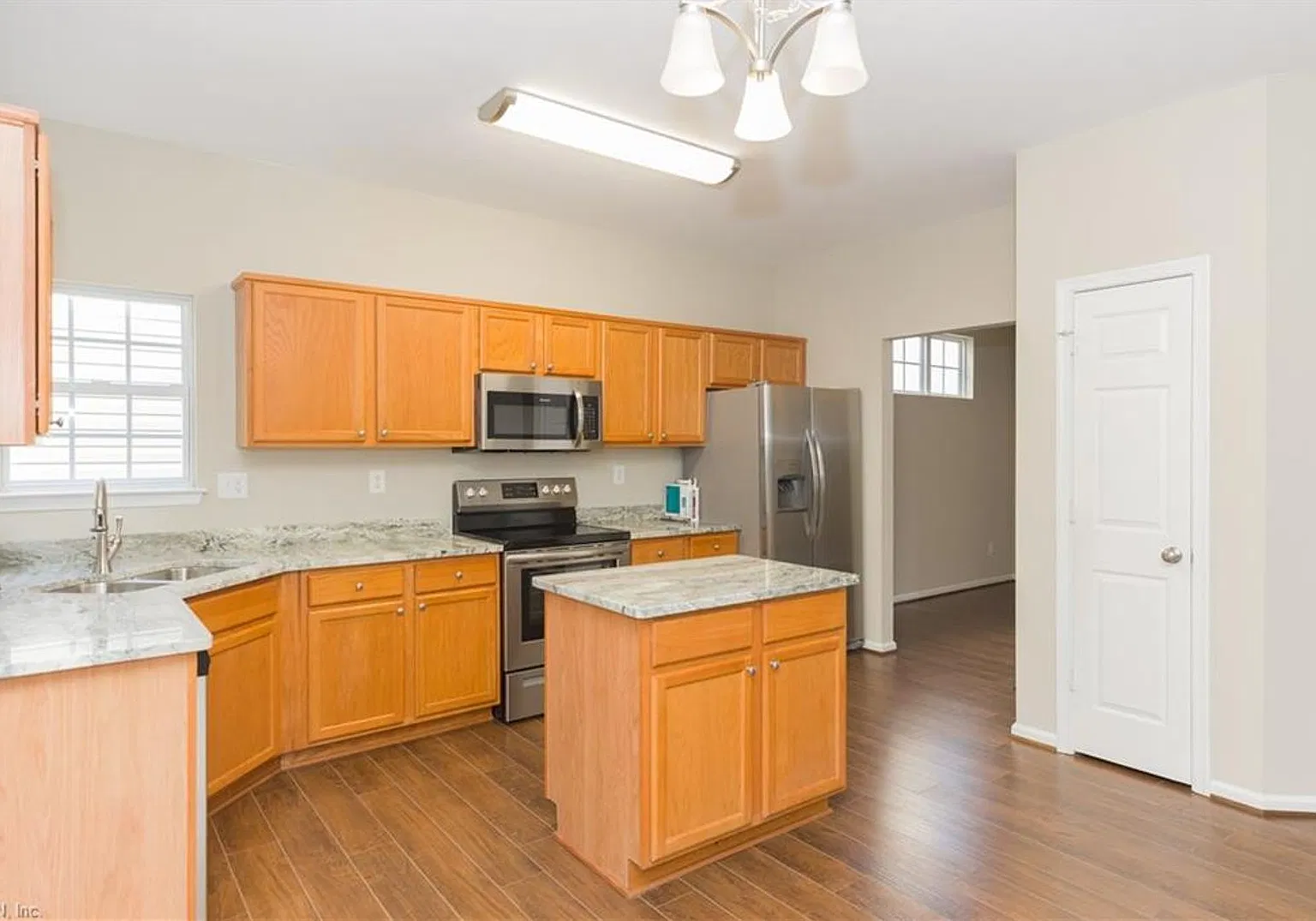 Beautiful 4 Bedroom In Sought After River Breeze, Chesapeake! — Photo 2