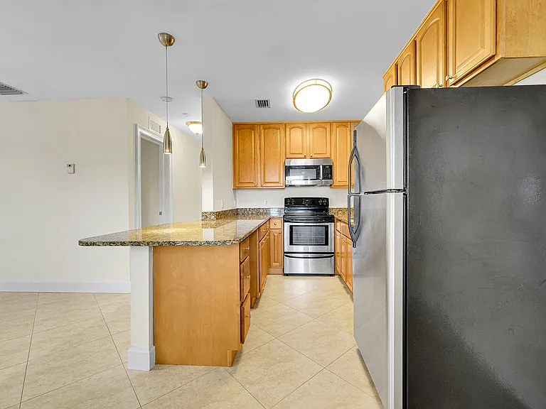 410 SW 15th St #202 — Photo 6
