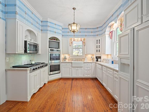 3rd image of 618 S Aspen St
