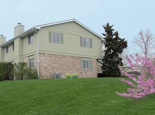 888 Heatherbrook Ct, Wheaton, IL 60189