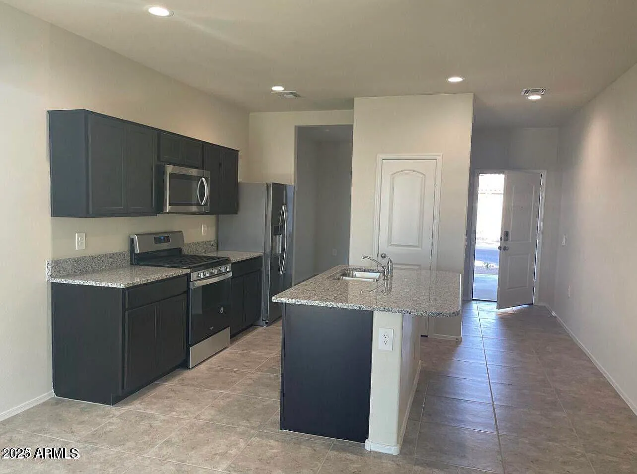 3 bed, 2.0 bath, 1260 sqft, $2,000 — Photo 4