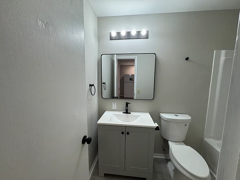 204 W 5th St #2 — Photo 6
