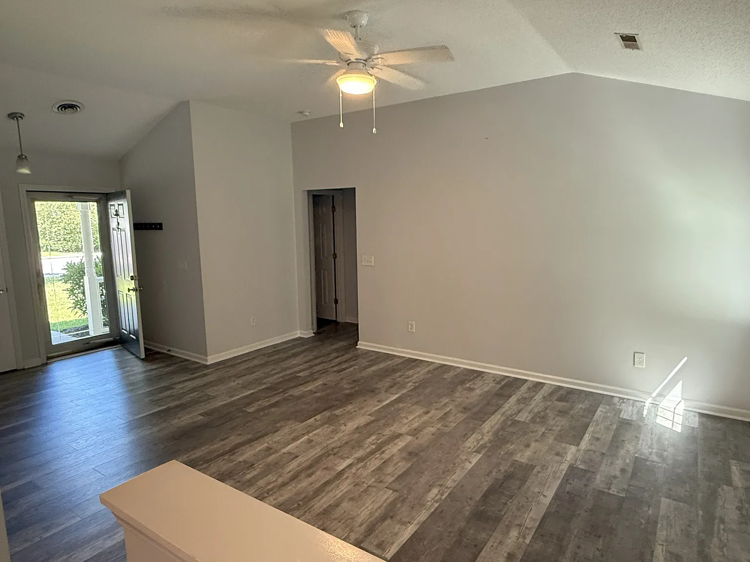 3 bed, 1221 sqft, $2,100 — Photo 2