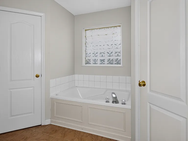 Primary Bathroom w/ jet tub