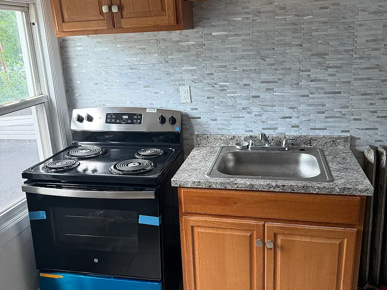 25 Nassau Pl #3 — Photo 2