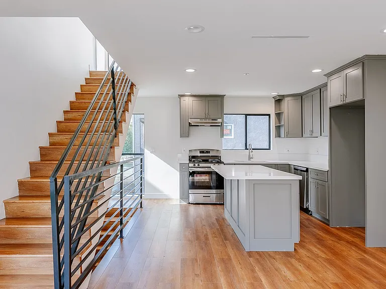 11508 Emelita St — Photo 15