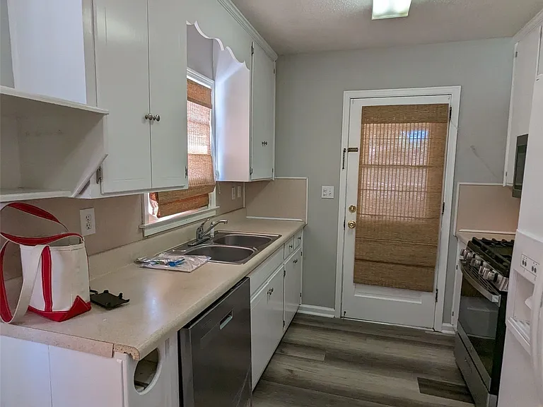 3318 Habersham Rd — Photo 3