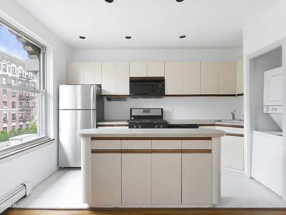 1st image of 286 Saint Johns Pl APT 3A