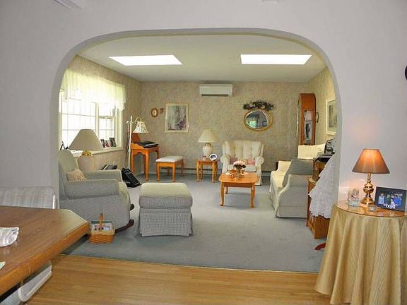 Arched entry to living rm